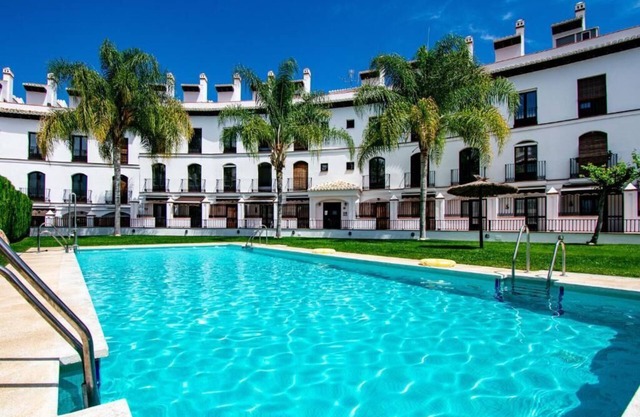 Appartement avec piscines hared et terrasse privée sur le toit avec plage calme à 10m en voiture