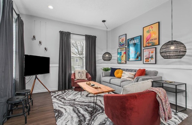 Spacious Duplex w/ 4 Bedrooms Near Food | 17&18