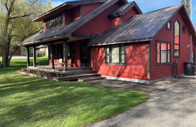 Spacious E. Jackson home with "Hike-In Hike-Out" access to Cache Creek Trails!