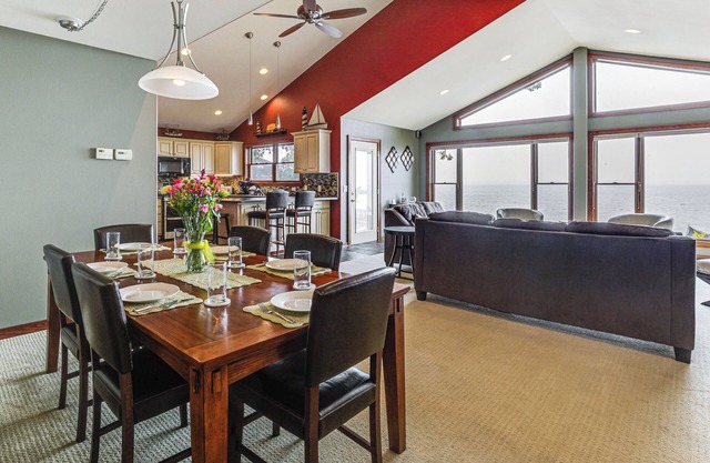 Edgerton Home spacieux avec plage privée et vues!