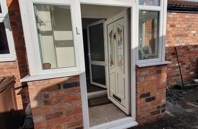 Spacious Edwardian ground floor flat near to Southport Town center