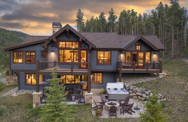 Spacious Elegance, 5 en suites, hiking trail to town, packed with amenities!