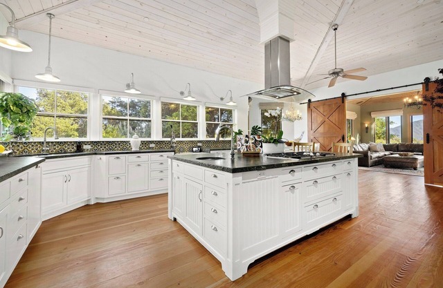 Spacious estate with 7 bedrooms and WiFi, fitness room in tranquil Topanga