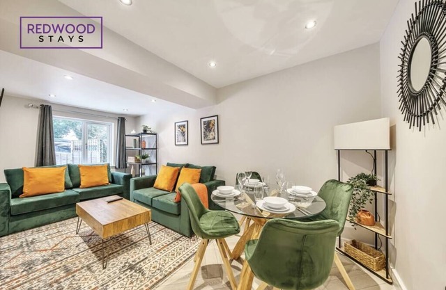 Huge Airport 5 Bed House, X2 FREE Parking