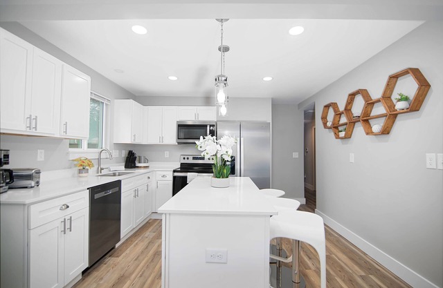 Newly renovated, spacious and quiet Work/Play haven feat a King Suite, near FUSE
