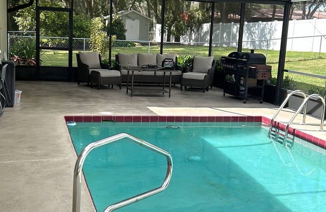 Spacious Family friendly home across from Lake Jackson, near downtown Sebring.