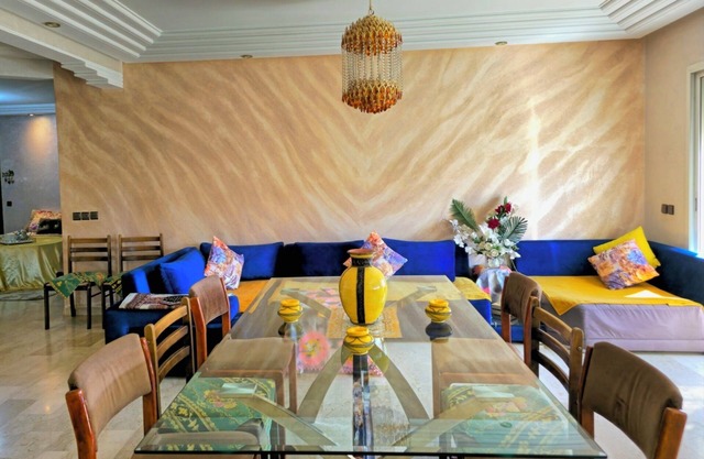 Spacious family friendly 3 bedroom apartment near the train station