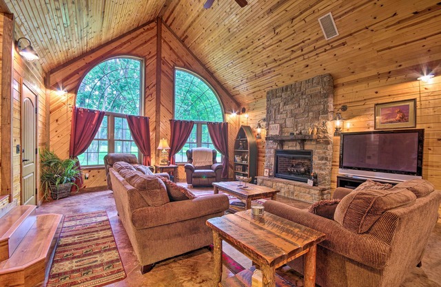 Spacious Family Home w/ Fire Pit on Norfork Lake!