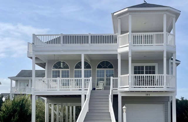 Spacious family home with private beachfront pool and clubhouse