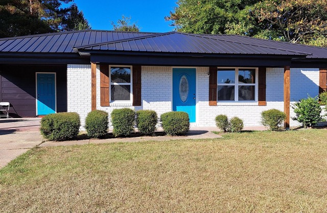 Remodeled Home W/ FREE Wine Close to University of Alabama Perfect for families!