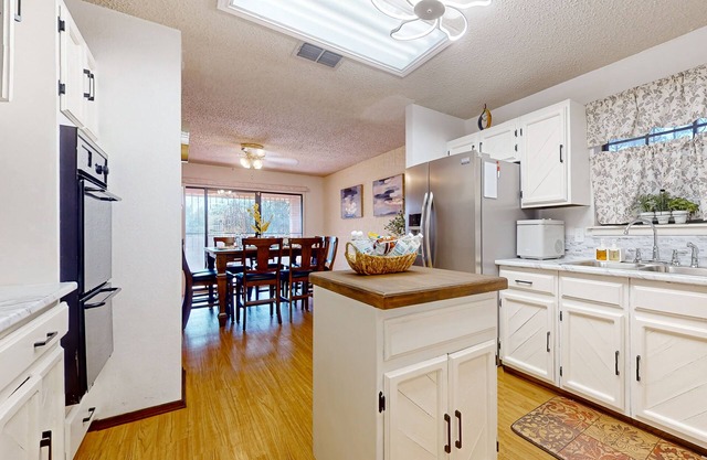 Spacious family retreat close to park, with WiFi, central AC, W/D, work space