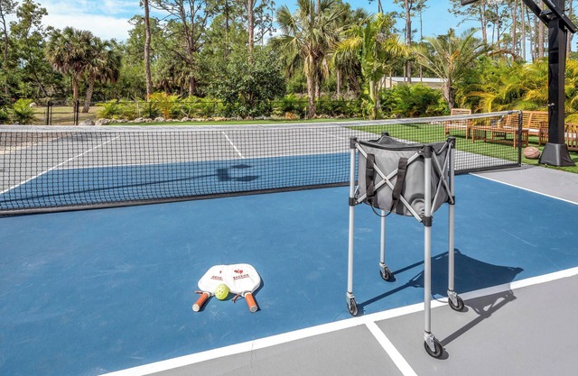 Large house private pool, Pickleball Court, Gym & Sauna, 3 King bed+ guest suite