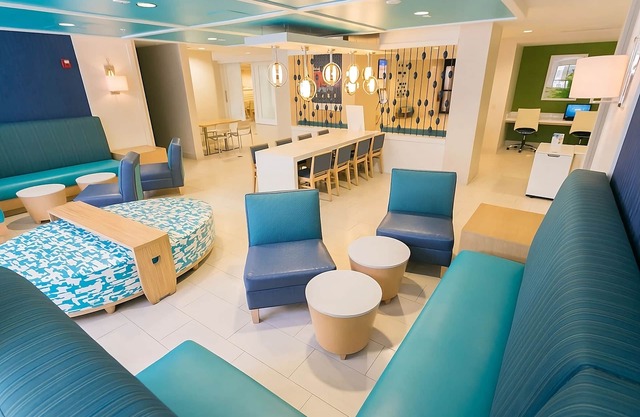 Spacious Family Suite W/ Swimming Pool, Shuttle Service to Orlando Theme Parks!