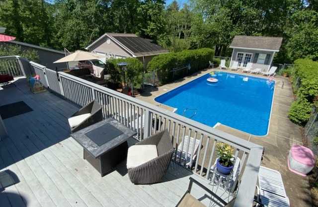 Maison privée, piscine creusée avec bain à remous et salle de jeux, à 5 min. à Shawnee, montez!