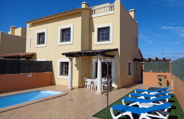 Spacieuse villa familiale à Corralejo, piscine chauffée privée et WiFi gratuit
