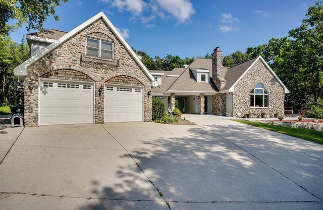Spacious Family Villa w/Decks in Chilton!