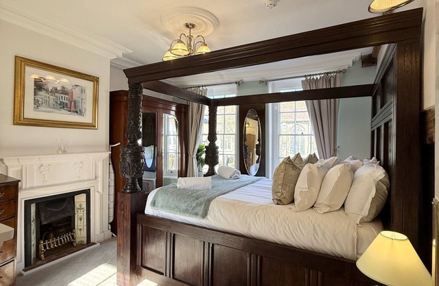 Appartement-Queen-Salle de bain-Vue sur Rue-Quaint Four Poster Suite