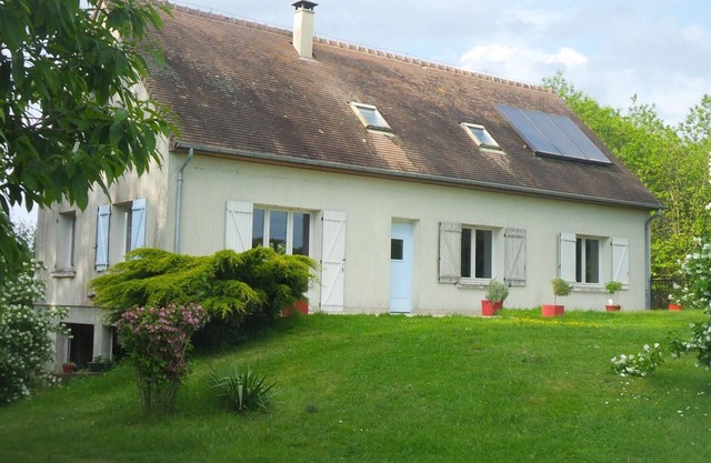 Gîte spacieux avec salle de jeux, tennis et cheminée, idéal pour familles et amis jusqu'à 15 pers.