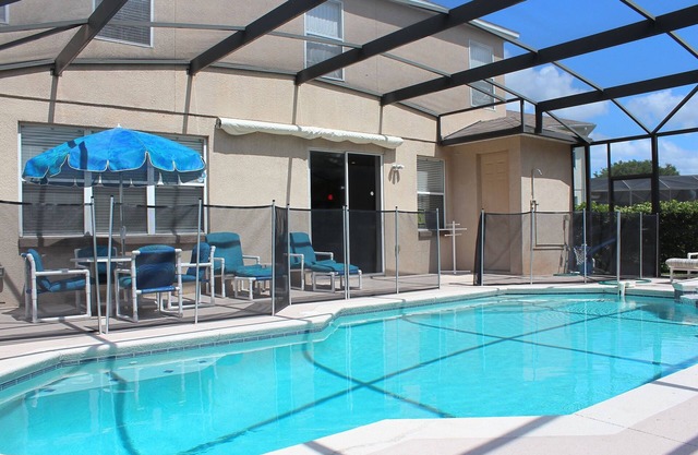 Spacieuse maison entièrement meublée avec piscine chauffée et spa, à 25 minutes de Disney et Universal