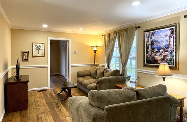 Spacious Garage Apt near downtown Carthage, walking distance to shops & eateries