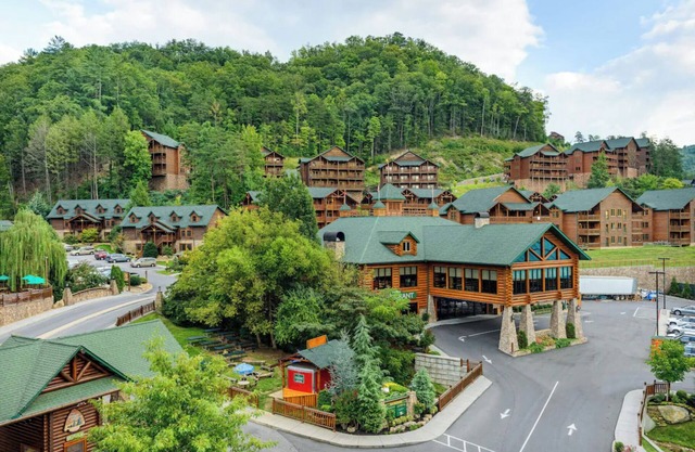 Spacious Gatlinburg Retreat: Family-Friendly, Resort Amenities, Mountain Views