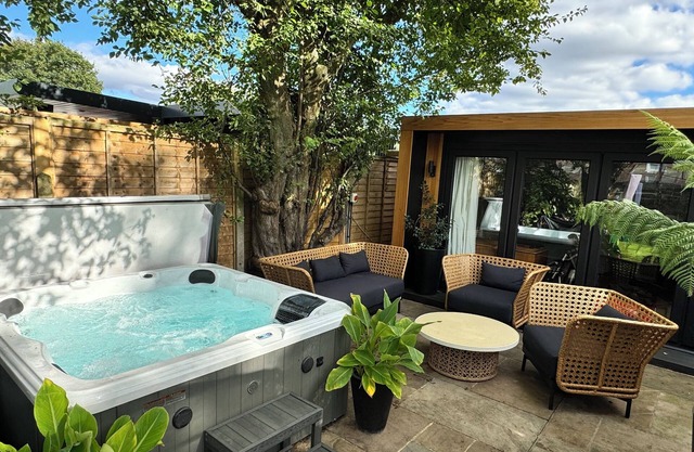 Spacious and modern 4 bed with hot tub and large garden.