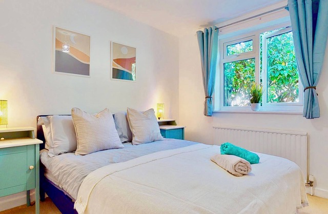 Spacious 2 Bed Ground Floor Apartment with Parking 2 Mins to Town Centre