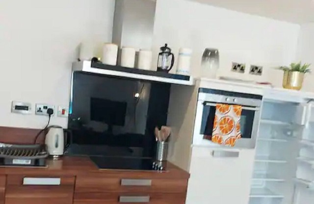 Spacious 2-bedroom apartment: double beds. FREE Wifi -10 min from train station