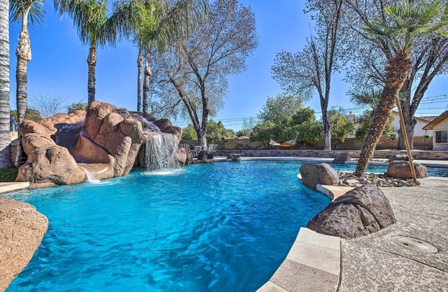 Spacious Glendale Home w/ Outdoor Kitchen!