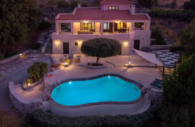 Vue sur la mer à couper le souffle: Villa Prinolithos. Prix réduits entre le 02 et le 23 juin !!