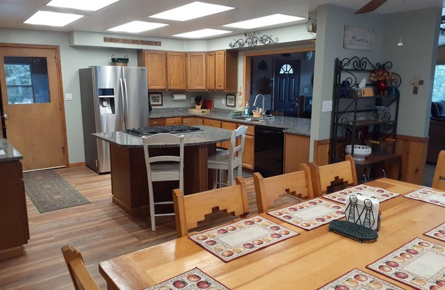 SPACIEUX!! MAGNIFIQUE MAISON DE CAMPAGNE TUCKED IN FOOTHILLS SUR 9 ACRES! SUPER ENDROIT!