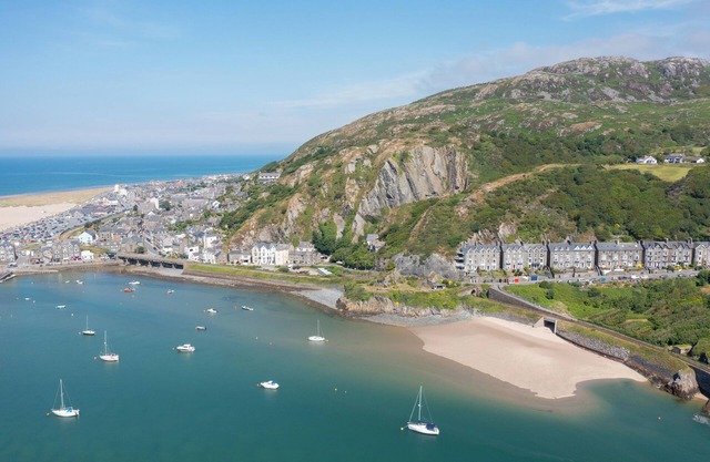 Spacious Grand Victorian Townhouse by the sea. Magnificent Views. Great Location