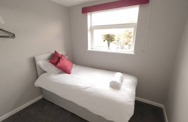 SPACIOUS HOMELY HOUSE IN A QUIET STREET ⭐ PERFECT FOR FAMILIES & LARGER GROUPS ⭐