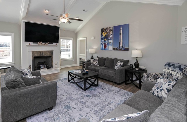 Spacious Hazel Green Home w/ Fireplace, Yard!