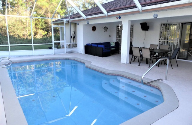 Piscine chauffée spacieuse avec piscine et table de ping-pong