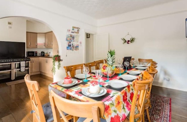 *Spacious Hidden Wirral Gem, superb for groups*