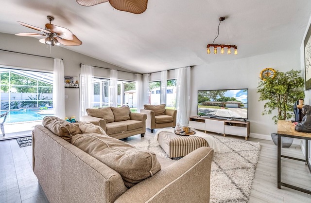 Spacious hideaway - 5 miles to the beach- heated pool/jacuzzi
