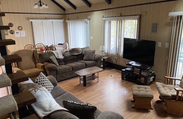 Spacious Hideout Chalet w/gameroom, close to amenities