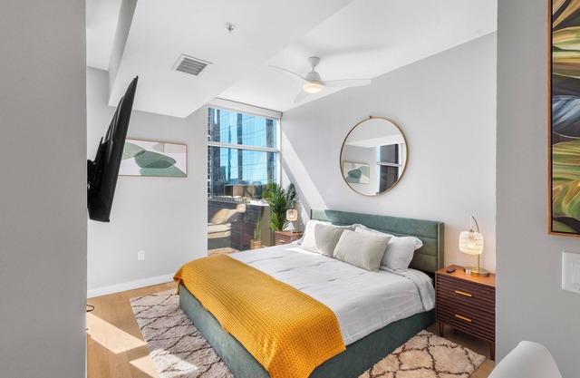 Spacious High-Rise Studio On Broadway - WiFi, Utilities, In-Unit WD included.