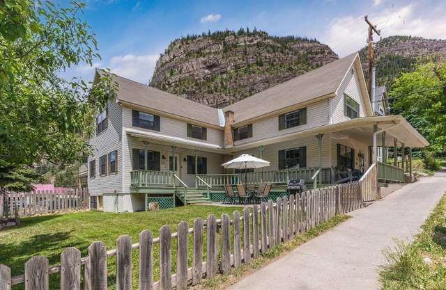 Spacious Historic Home - Sleeps 12 - Pet Friendly-upstairs AC!