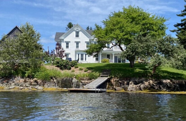 Spacieuse maison historique en bord de mer sur Bass Harbor - vue imprenable - quai privé