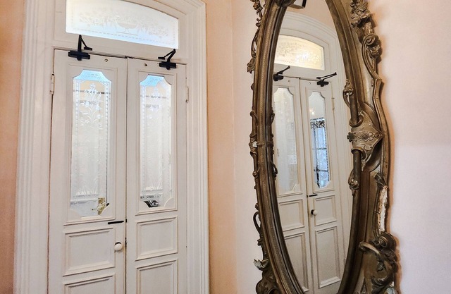 Spacious & historic residence in downtown, a 15-min walk to most venues & events