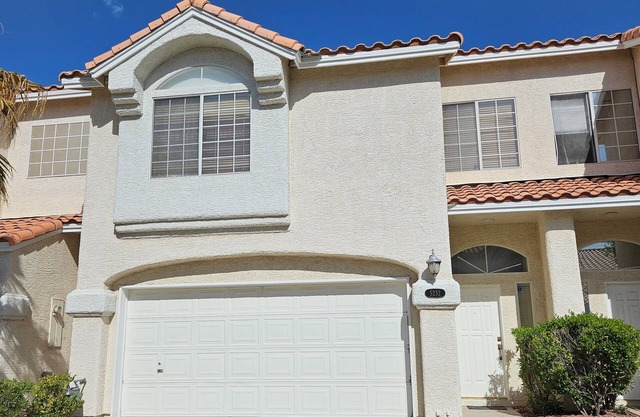 Spacious Home, 2 car garage, patio, 2 bedrooms + Loft, quiet complex