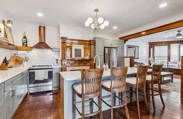 Spacious 6-bed Century Home with Chef's Kitchen, 5 Min Cleveland Clinic, Hot Tub