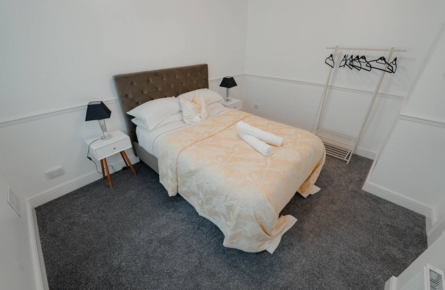 Spacious home close to city centre, tram, hospitals, universities, Peak District