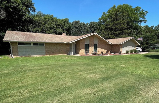 Spacious Home close to the Marland Mansion and Pioneer Woman statue.