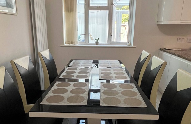 Spacious Home from Home! Perfect for Farnborough Airshow.