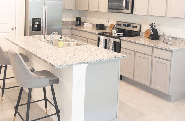Spacious Home ★ Gym & Pool ★ Near Amusement Parks
