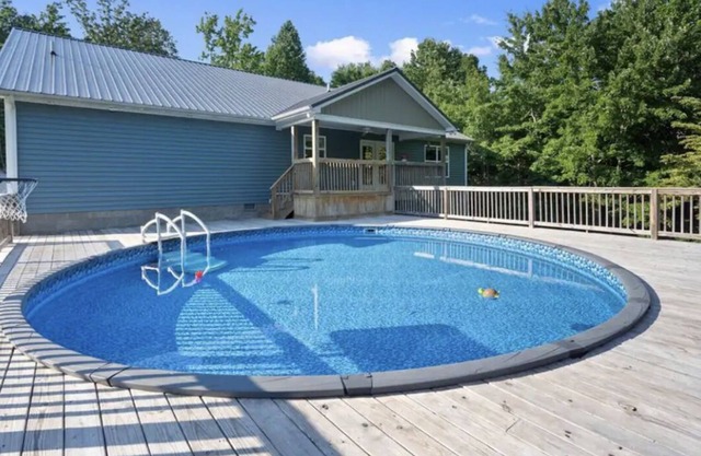 Spacious home in Cave City. Pet friendly, RV hook-up!