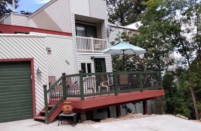 SPACIOUS HOME IN PRIVATE MOUNTAIN SETTING - SLEEPS 10-12 - LOW PRICE